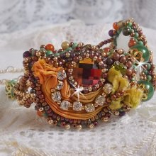Bracciale a luna veneziana ricamato con nastro di seta, cabochon sfaccettati, cristalli Swarovski e perle magiche