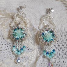 BO Blue Flowers Haute-Couture ricamato con cristalli Swarovski, cabochon in resina color menta, perline Miyuki e borchie in argento 925/1000