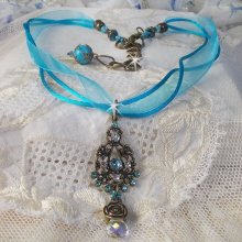 Collana con ciondolo Lady in Blue montata con cristalli Swarovski, distanziatori di fiori, coppe di fogliame e nastri