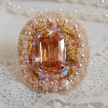 Anello Idylle Beauty ricamato con cristalli Swarovski, cabochon e perle