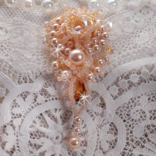 Spilla Idylle Beauty ricamata con cristalli Swarovski, perle rotonde e perle di semi