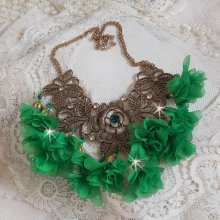 Collana Belle Emeraude con fiori di stoffa, cristalli Swarovski e perle di seme