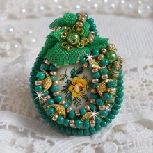 Bellissimo anello Emerald con cabochon in ceramica di una rosa gialla e verde