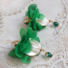BO Belle Emeraude creato con bellissime perle e fiori a cupola in tessuto verde e traversine