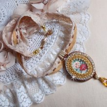 Collana con ciondolo Reflets de Rosée, perle perlate, cristalli Swarovski e pizzo.