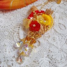 Collana con ciondolo a bottone in oro con cristalli e perle di varie qualità