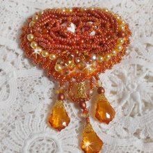 Spilla Rumba ricamata con cristalli Swarovski, strass, navette Tangerine, perle rotonde e perline