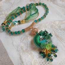 Collana Iris verde ricamata con cotone DMC verde smeraldo, cristalli Swarovski, perline di resina e perline di semi.