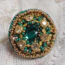 Anello Iris verde ricamato con un cabochon di specchio con chaton di cristallo Swarovski