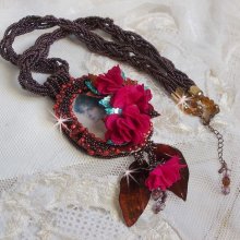Collana Belle Hélène Haute-Couture con fiori in tessuto e foglie in madreperla