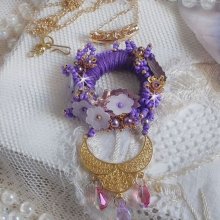 Collana con ciondolo Laureline ricamata con cotone DMC viola, cristalli Swarovski e fiori smerigliati.