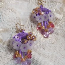 BO Laureline ricamato con cristalli Swarovski, cotone DMC viola, fiori di lucite e perle di seme