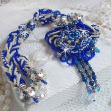 Collana Lotus Flowers ricamata con perle veneziane blu/bianco Capri e cristalli Swarovski