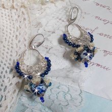 Fiori di loto BO montati con perline veneziane blu/bianco Capri e connettori a mezza luna per candelieri