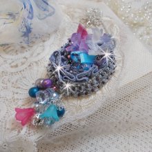 Ciondolo Mademoiselle Bluse Haute-Couture ricamato con cristalli Swarovski, fiori in resina, perle, perline e catena in argento 925.