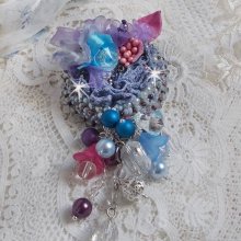 Mademoisellle Bluse Spilla d'alta moda ricamata con cristalli Swarovski, perle, fiori di lucite e bellissime perle di seme