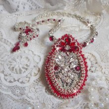 Collana Drigon Red ricamata con cristalli Swarovski rossi, perline d'argento, strass, chiusure e catene d'argento 925/1000