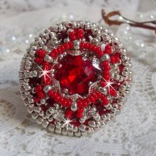 Anello Drigon Red ricamato con un cabochon di cristallo Swarovski rosso, castoni d'argento e perle di semi