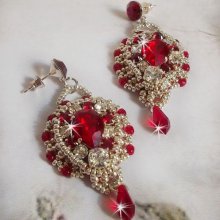BO Drigon Red ricamato con cabochon di cristallo Swarovski Siam, castoni, perline d'argento e orecchini a farfalla in argento 925/1000