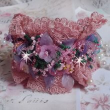 Bracciale Jardin Poétique ricamato con pizzo Old Rose Antique, cristalli Swarovski, accessori placcati in oro 18 e 24 carati, madreperla, perle e perle di seme