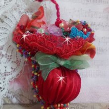 Spilla ombrello di rubino ricamata con nastro di seta rosso, cristalli Swarovski, fiori di lucite, perle di vetro e perline di Boemia