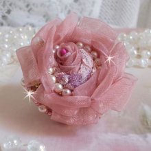 Anello Douceur Poudrée Haute-Couture creato con pizzo finissimo, nastro di Organza Antica Rosa, cristalli Swarovski e perline Miyuki.