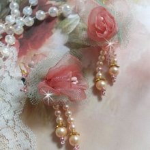 BO Douceur Poudrée creata con nastro di organza, tulle, cristalli Swarovski, perle di vetro e rocailles di Boemia.