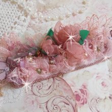 Bracciale Douceur Poudrée con fine pizzo rosa, cristalli Swarovski, perle di vetro, perline e accessori placcati in oro