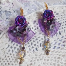 BO Lady Romantique ricamato con fiori a campana, cabochon di rose, cristalli PureCrystal, catena dorata e nastro di organza.