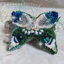 Broche Papillon Clair de Lune Lune brodée avec cabochons ovales, poires, navettes, perles nacrées