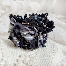 Bracelet Souvenir de Bal manchette brodé avec perles verres, ruban soie, dentelle, fleurs, argent 925 et Perles Cristal 