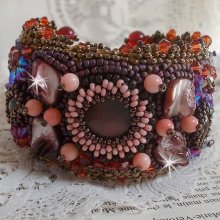Bracciale Topazio ricamato con un disco di mogano perlato, ametista, corallo rosa chiaro, cristalli Swarovski e perle di seme
