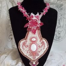 Collana di gigli rosa con gemma Howlite bianca, perline, pizzo e perline varie Stile Alta Moda