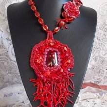 Collana con ciondolo Coralie, ricamata con abbondanti pietre semipreziose.