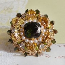 Anello L'Oiseau des Iles in oro verde, ricamato con cristalli Swarovski, chaton, perle e perle di semi