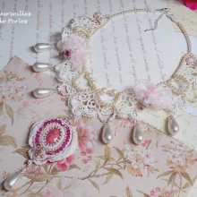 Collana Valmont ricamata in stile vittoriano con pizzo avorio, perle e cristalli Swarovski
