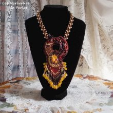 Collana Aura, una gradazione di colori rappresentata da una seta Shibori e da una bellissima pietra fine "ambra".