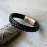 Bracciale in pelle nera con chiusura magnetica in acciaio oro rosa