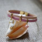 Bracciale duo in pelle con gatto dorato e ciondoli rosa 