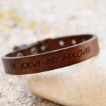 Bracciale da uomo in pelle incisa marrone scuro con fibbia in argento da personalizzare