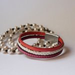 Bracciale intrecciato in pelle bianca e corallo