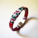Bracciale Florâme con nastro di frutti di ciliegio su pelle rossa