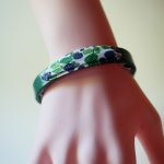 Bracciale Florâme con nastro di frutti di mora su pelle verde