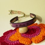 Bracciale Florâme 'Brille' inciso con nastro liberty pastello su pelle viola