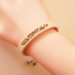 Bracciale di piante Florâme con nastro Ava liberty su sughero bianco