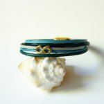 Bracciale a più maglie in pelle blu con motivo infinity in oro