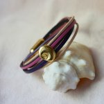 Bracciale a più maglie in pelle color pesca e malva con decorazione a conchiglia dorata