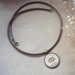 Collana in cuoio con ciondolo in legno cabochon inciso e ottone antico da personalizzare