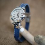 Orologio con cinturino in pelle blu e cuciture bianche