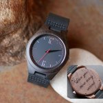 Orologio con quadrante in legno di noce su pelle nera da personalizzare